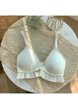 Biustonosz koronkowy o kroju bralette z falbanką - Biały / Uniwersalny ze sklepu Valetta.pl w kategorii Biustonosze - zdjęcie 175899676