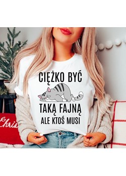 CIEŻKO BYĆ TAKĄ FAJNĄ ALE KTOŚ MUSI - ŚMIESZNA DAMSKA KOSZULKA NA PREZENT ze sklepu Time For Fashion w kategorii Bluzki damskie - zdjęcie 175924205