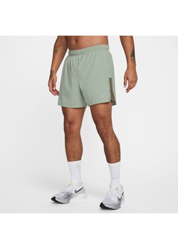 Męskie spodenki do biegania z wszytą bielizną Dri-FIT Nike Challenger 13 cm - Zieleń ze sklepu Nike poland w kategorii Spodenki męskie - zdjęcie 175940845