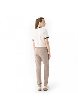 Damskie spodnie dresowe joggery Guess Stacie - brązowe ze sklepu Sportstylestory.com w kategorii Spodnie damskie - zdjęcie 175956746