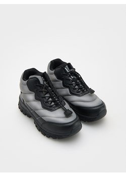 Reserved - Buty odblaskowe - szary - id: 845BR-85X - marki Reserved - 175963466 Reserved - Buty odblaskowe - szary ze sklepu Reserved w kategorii Buty zimowe dziecięce - zdjęcie 175963466