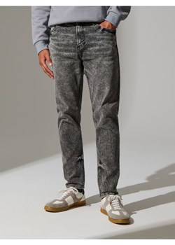 Sinsay - Jeansy carrot fit - szary ze sklepu Sinsay w kategorii Jeansy męskie - zdjęcie 176024748