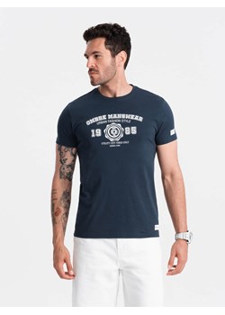 T-shirt męski z nadrukiem w stylu college – granatowy V3 OM-TSPT-0137 ze sklepu ombre w kategorii T-shirty męskie - zdjęcie 176058766