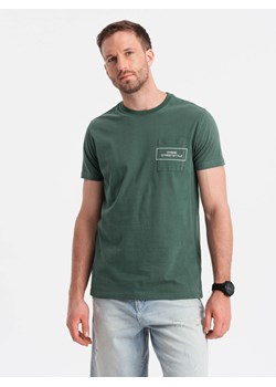 Bawełniany t-shirt męski z nadrukiem na kieszonce Ombre Streetstyle – ciemnozielony V4 OM-TSCT-0108 ze sklepu ombre w kategorii T-shirty męskie - zdjęcie 176228585