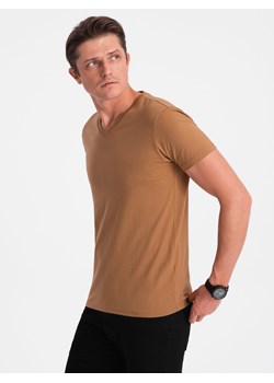 Klasyczna męska bawełniana koszulka z dekoltem w serek BASIC – brązowa V8 OM-TSBS-0145 ze sklepu ombre w kategorii T-shirty męskie - zdjęcie 176246415