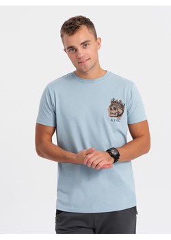 T-shirt męski bawełniany z nadrukiem na klatce piersiowej - jasnoniebieski V2 OM-TSPT-0167 ze sklepu ombre w kategorii T-shirty męskie - zdjęcie 176248229