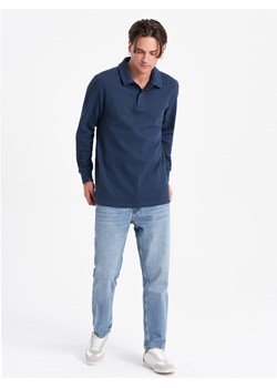 Bluza męska z kołnierzykiem polo ze strukturalnej dzianiny - ciemnoniebieska V5 OM-SSNZ-0149 ze sklepu ombre w kategorii Bluzy męskie - zdjęcie 176248375