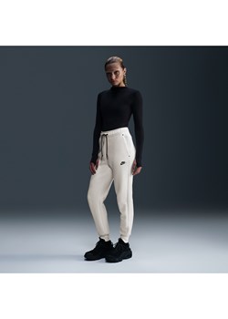 Damskie joggery ze średnim stanem Nike Sportswear Tech Fleece - Brązowy ze sklepu Nike poland w kategorii Spodnie damskie - zdjęcie 176268556