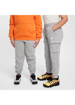 Bojówki dla dużych dzieci Nike Sportswear Club Fleece (szersze rozmiary) - Szary ze sklepu Nike poland w kategorii Spodnie chłopięce - zdjęcie 176268567