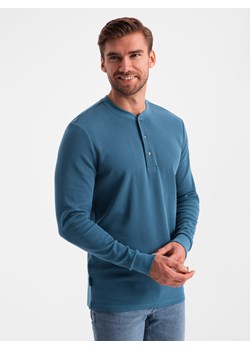 Longsleeve męski z dzianiny waflowej zapinany pod szyją – niebieski denim V4 OM-LSCL-0120 ze sklepu ombre w kategorii T-shirty męskie - zdjęcie 176299949