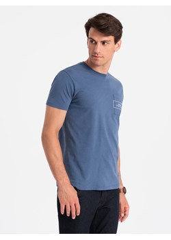 Bawełniany męski t-shirt z nadrukiem na kieszonce Ombre Streetstyle – indygo V9 OM-TSCT-0108 ze sklepu ombre w kategorii T-shirty męskie - zdjęcie 176306586