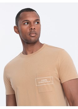 T-shirt męski bawełniany z nadrukiem na kieszonce - jasnobrązowy V6 S1742 ze sklepu ombre w kategorii T-shirty męskie - zdjęcie 176306618