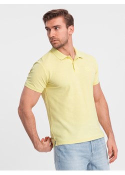 Jednokolorowa koszulka polo męska BASIC z dzianiny pique - żółta V15 OM-POBS-0100 ze sklepu ombre w kategorii T-shirty męskie - zdjęcie 176312207