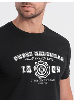 T-shirt męski bawełniany z nadrukiem - czarny V2 S1748 ze sklepu ombre w kategorii T-shirty męskie - zdjęcie 176316165