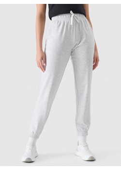 Damskie spodnie dresowe joggery 4F 4FWMM00TTROF1138 - szare ze sklepu Sportstylestory.com w kategorii Spodnie damskie - zdjęcie 176420957