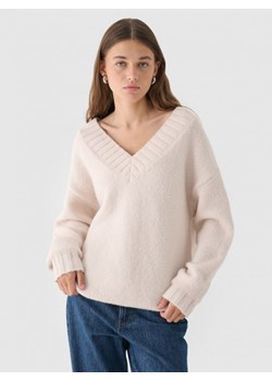 Damski sweter Outhorn OTHWAW24TSWEF113 - beżowy ze sklepu Sportstylestory.com w kategorii Swetry damskie - zdjęcie 176421637