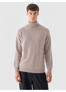 Męski sweter wełniany z golfem Outhorn OTHWAW24TSWEM122 - brązowy ze sklepu Sportstylestory.com w kategorii Swetry męskie - zdjęcie 176421756
