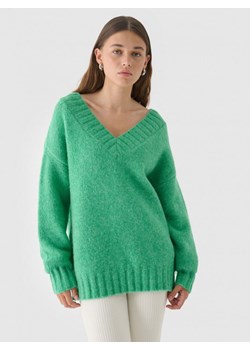 Damski sweter Outhorn OTHWAW24TSWEF113 - zielony ze sklepu Sportstylestory.com w kategorii Swetry damskie - zdjęcie 176421789