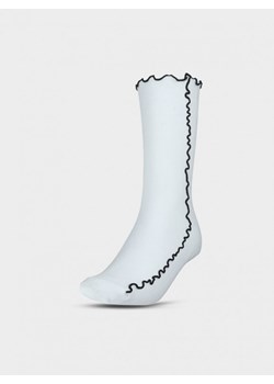 Damskie skarpetki wysokie Outhorn OTHWAW24USOCF371 - białe ze sklepu Sportstylestory.com w kategorii Skarpetki damskie - zdjęcie 176422188