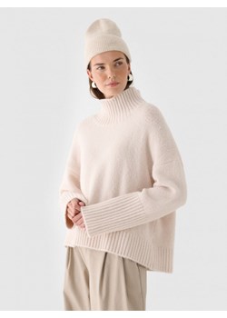 Damski golf oversize Outhorn OTHWAW24TSWEF112 - biały ze sklepu Sportstylestory.com w kategorii Swetry damskie - zdjęcie 176422755
