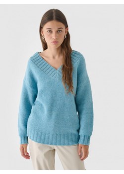 Damski sweter Outhorn OTHWAW24TSWEF113 - niebieski ze sklepu Sportstylestory.com w kategorii Swetry damskie - zdjęcie 176423235