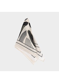 Damska apaszka jedwabna Outhorn OTHWAW24ASCAU046 - beżowa ze sklepu Sportstylestory.com w kategorii Szaliki i chusty damskie - zdjęcie 176424806