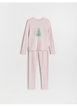 Reserved - Świąteczna piżama z nadrukiem - pastelowy róż - id: 621CM-03X - marki Reserved - 176437636 Reserved - Świąteczna piżama z nadrukiem - pastelowy róż ze sklepu Reserved w kategorii Piżamy dziecięce - zdjęcie 176437636
