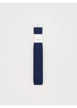 Reserved - Jednolity wąski krawat o prążkowanej fakturze - granatowy ze sklepu Reserved w kategorii Krawaty - zdjęcie 176440876