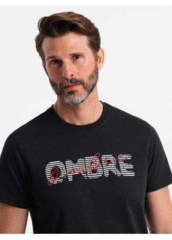 Męski bawełniany t-shirt z podwójnym printowanym logotypem – czarny V2 OM-TSPT-0211 ze sklepu ombre w kategorii T-shirty męskie - zdjęcie 176444888