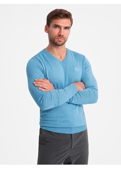 Elegancki męski sweter BASIC V-neck z wiskozą – błękitny V21 OM-SWBS-0107 ze sklepu ombre w kategorii Swetry męskie - zdjęcie 176445336