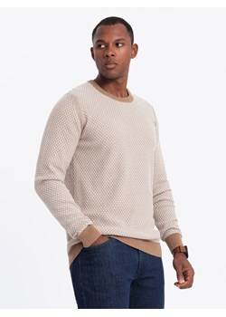 Sweter męski dzianinowy RELAXED FIT we wzory – jasnobrązowy V3 OM-SWSW-0111 ze sklepu ombre w kategorii Swetry męskie - zdjęcie 176445339