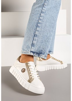 Biało-Złote Sneakersy Vices na Grubej Tłoczonej Podeszwie ze Sznurowaniem i Metaliczną Ozdobą Ulfedi ze sklepu born2be.pl w kategorii Buty sportowe damskie - zdjęcie 176562405