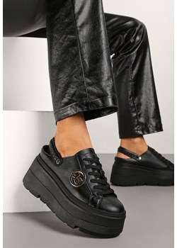 Czarne Sneakersy Vices na Grubej Tłoczonej Podeszwie z Paskiem na Pięcie i Metaliczną Ozdobą Zenfedi ze sklepu born2be.pl w kategorii Buty sportowe damskie - zdjęcie 176562429