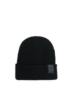 Cropp - Czarna czapka beanie z naszywką - czarny ze sklepu Cropp w kategorii Czapki zimowe męskie - zdjęcie 176575036