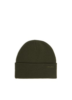 Cropp - Oliwkowa czapka beanie z naszywką - zielony ze sklepu Cropp w kategorii Czapki zimowe męskie - zdjęcie 176579429