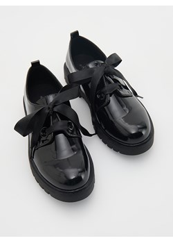 Reserved - Lakierowane loafersy - czarny ze sklepu Reserved w kategorii Półbuty dziecięce - zdjęcie 176599025