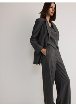 Reserved - Spodnie w prążek - ciemnoszary - id: 951BU-90M - marki Reserved - 176601278 Reserved - Spodnie w prążek - ciemnoszary ze sklepu Reserved w kategorii Spodnie damskie - zdjęcie 176601278