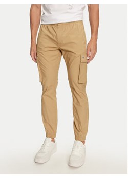 Calvin Klein Jeans Joggery J30J326438 Beżowy Skinny Fit ze sklepu MODIVO w kategorii Spodnie męskie - zdjęcie 176623035