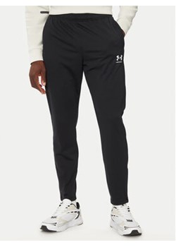 Under Armour Spodnie dresowe UA Challenger 1382602 Czarny Regular Fit ze sklepu MODIVO w kategorii Spodnie męskie - zdjęcie 176638047