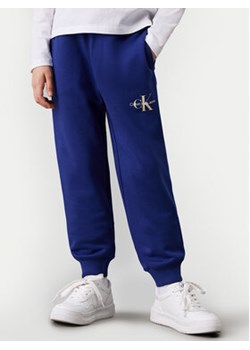 Calvin Klein Jeans Spodnie dresowe Monogram Logo IU0IU00285 Niebieski Regular Fit ze sklepu MODIVO w kategorii Spodnie chłopięce - zdjęcie 176772127