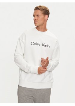 Calvin Klein Bluza Hero Logo K10K112956 Biały Comfort Fit ze sklepu MODIVO w kategorii Bluzy męskie - zdjęcie 176808848