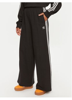 adidas Spodnie dresowe 3-Stripes IY7255 Czarny Loose Fit ze sklepu MODIVO w kategorii Spodnie damskie - zdjęcie 176809549