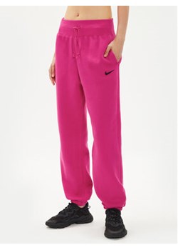 Nike Spodnie dresowe DQ5887 Różowy Oversize ze sklepu MODIVO w kategorii Spodnie damskie - zdjęcie 176813409