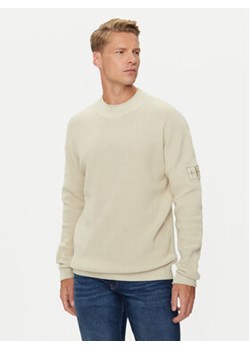 Calvin Klein Jeans Sweter J30J323986 Beżowy Regular Fit ze sklepu MODIVO w kategorii Swetry męskie - zdjęcie 176817936