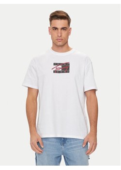 Tommy Jeans T-Shirt Street Sigh Flag DM0DM18528 Biały Regular Fit ze sklepu MODIVO w kategorii T-shirty męskie - zdjęcie 176900508