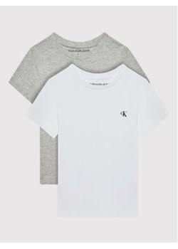 Calvin Klein Jeans Komplet 2 t-shirtów Monogram IB0IB01093 Szary Regular Fit ze sklepu MODIVO w kategorii T-shirty chłopięce - zdjęcie 176932589