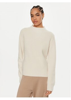 Calvin Klein Sweter K20K207426 Écru Relaxed Fit ze sklepu MODIVO w kategorii Swetry damskie - zdjęcie 176994719