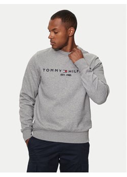 Tommy Hilfiger Bluza Logo MW0MW11596 Szary Regular Fit ze sklepu MODIVO w kategorii Bluzy męskie - zdjęcie 177048006