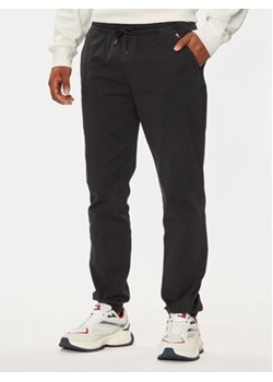 Tommy Jeans Joggery Austin DM0DM20456 Czarny Slim Fit ze sklepu MODIVO w kategorii Spodnie męskie - zdjęcie 177139676