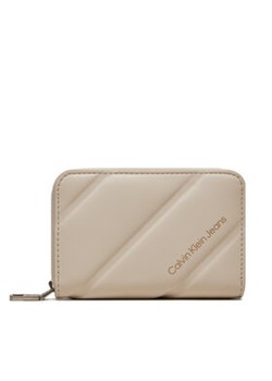 Calvin Klein Jeans Mały Portfel Damski Quileted Med Zip K60K612256 Écru ze sklepu MODIVO w kategorii Portfele damskie - zdjęcie 177160127